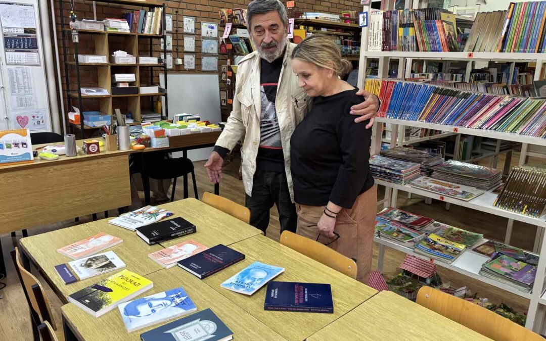 Поклон књига школској библиотеци